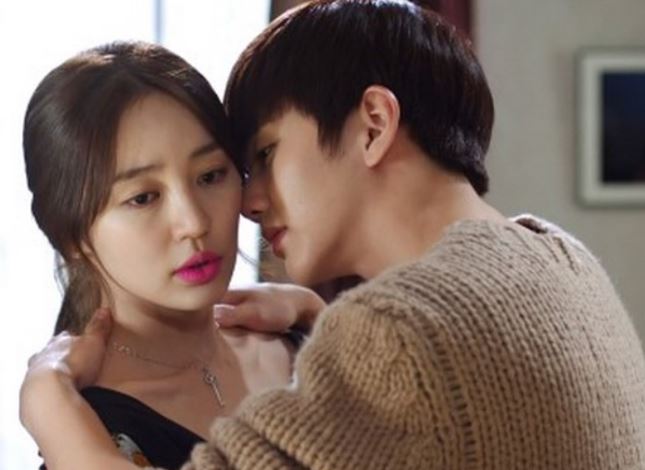 Trước đêm ra tòa ly hôn, chồng bỗng thì thầm vào tai một câu khiến tôi bật khóc nức nở, ôm chặt lấy anh