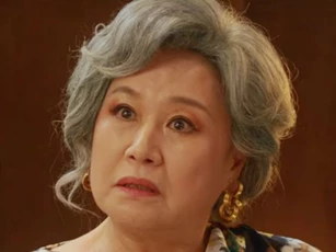 Thấy con dâu vào nhà nghỉ liền theo chân để đánh ghen thay con trai, khi mắt chạm mắt, mẹ chồng sững sờ khi thấy bộ đồ con dâu đang mặc trên người