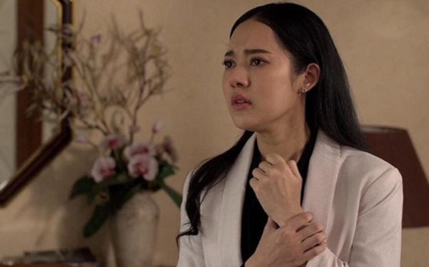 Đi làm về, vô tình nghe được tiếng trò chuyện trong phòng ngủ của mẹ chồng, tôi cứ thế mà trào nước mắt vì xót xa