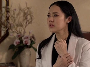 Đi làm về, vô tình nghe được tiếng trò chuyện trong phòng ngủ của mẹ chồng, tôi cứ thế mà trào nước mắt vì xót xa