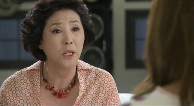 Vừa cầm bịch bỉm về nhà chưa kịp thay cho con thì mẹ chồng tôi đã gào thét và “phán” một câu khiến tôi “chết đứng” vì mang tiếng oan