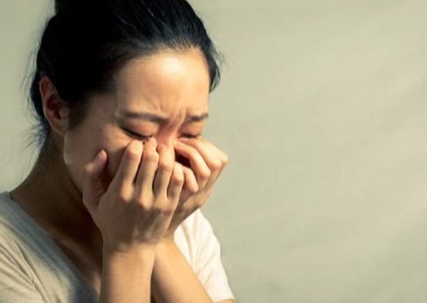 Dọn dẹp phòng ngủ của mẹ chồng, tôi bật khóc tức tưởi khi thấy vật bà giấu kín dưới gầm giường