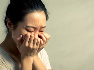 Dọn dẹp phòng ngủ của mẹ chồng, tôi bật khóc tức tưởi khi thấy vật bà giấu kín dưới gầm giường