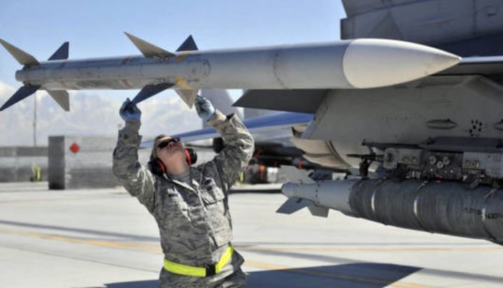 Mỹ trang bị tên lửa cho chiến đấu cơ F-16 gửi tới Ukraine