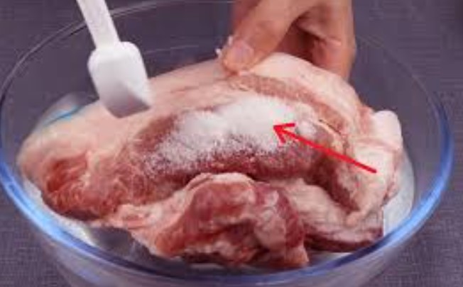 Rã đông thịt, nhớ đừng ngâm nước, đầu bếp khách sạn chia sẻ bí quyết, 5 phút rã đông ngon như thịt tươi