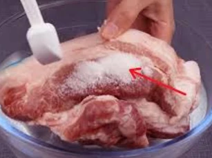 Rã đông thịt, nhớ đừng ngâm nước, đầu bếp khách sạn chia sẻ bí quyết, 5 phút rã đông ngon như thịt tươi