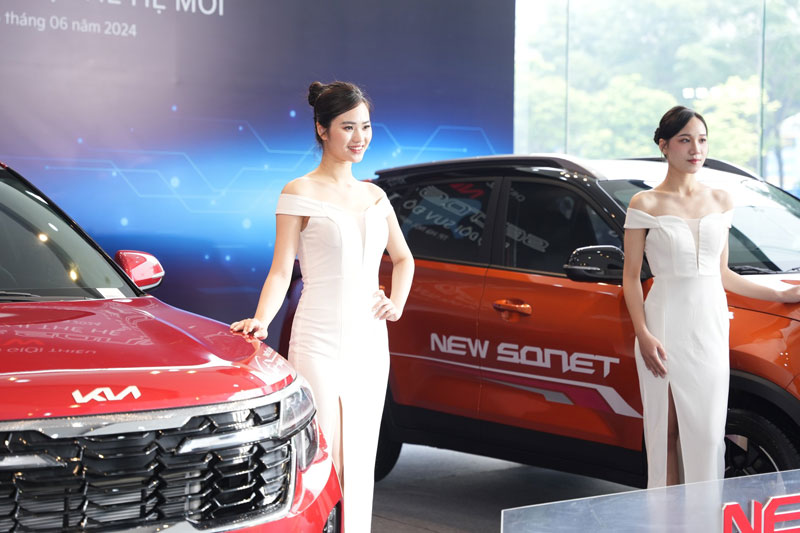 Dàn mỹ nhân Việt đọ sắc bên xe Kia