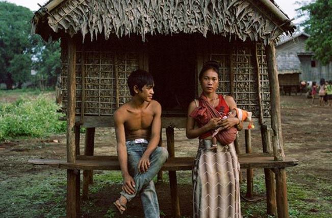 Choáng váng với bộ tộc cha mẹ dựng lều cho con gái quan hệ tình dục trước hôn nhân