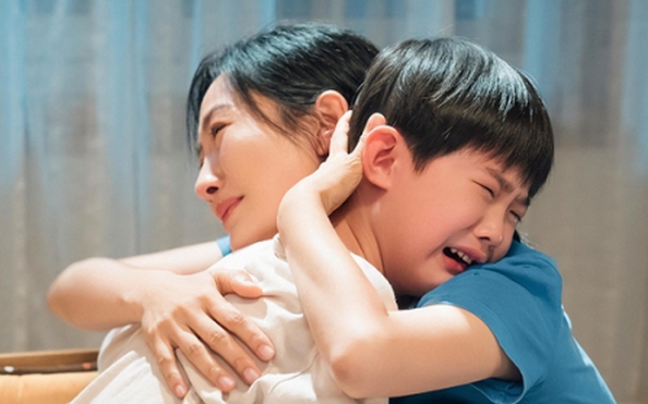 Nuôi con của em chồng 3 năm, ngày đỗ ĐH và chuyển đi, thằng bé dặn tôi kiểm tra thùng gạo: Mở ra thì ngỡ ngàng vì thứ bên trong