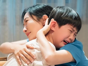 Nuôi con của em chồng 3 năm, ngày đỗ ĐH và chuyển đi, thằng bé dặn tôi kiểm tra thùng gạo: Mở ra thì ngỡ ngàng vì thứ bên trong
