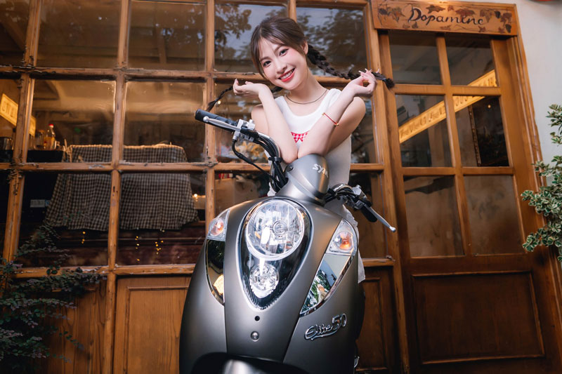 Hot girl khoe nhan sắc ngọt ngào bên xe tay ga