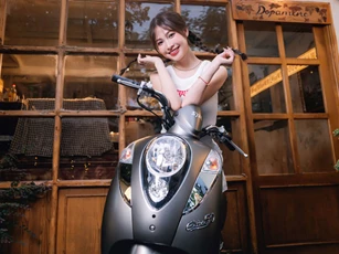 Hot girl khoe nhan sắc ngọt ngào bên xe tay ga