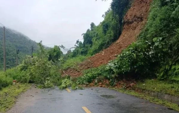 Điểm sạt lở tại km 242+550 trên quốc lộ 4H kết nối huyện Sìn Hồ (Lai Châu) với huyện Mường Nhé (Điện Biên). Ảnh: TTXVN.