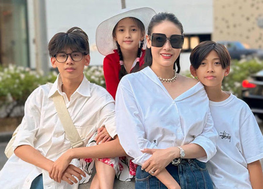 Người đẹp 16 tuổi đã đăng quang Hoa hậu Việt Nam, cuộc sống sau 32 năm khiến nhiều người ghen tỵ: Đầu tư tiền học cho con hơn 5 tỷ/năm