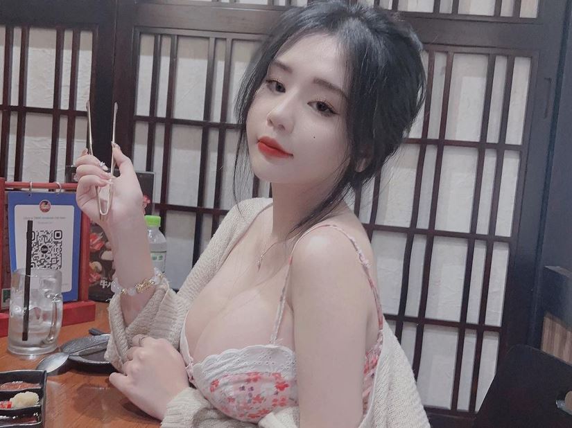 Ngắm 'gương mặt thiên thần, body ác quỷ' của streamer hấp dẫn nhất nhì Sài thành