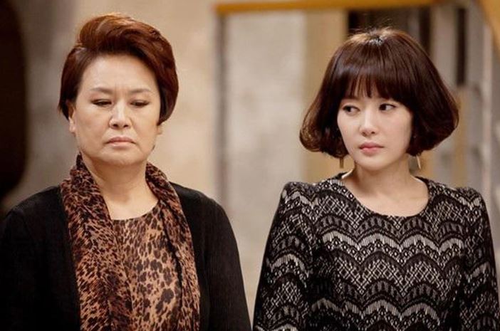 Mẹ chồng chê thông gia nghèo nên chỉ mang 3 tráp hỏi lèo tèo, tới khi xuống nhà gái bà mới xấu hổ vì dàn siêu xe và biệt thự khủng