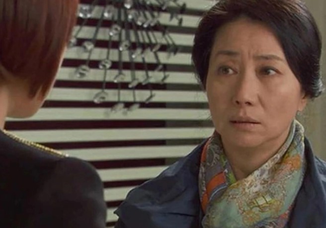 Bàng hoàng khi nghe cuộc trao đổi của mẹ chồng với người phụ nữ lạ