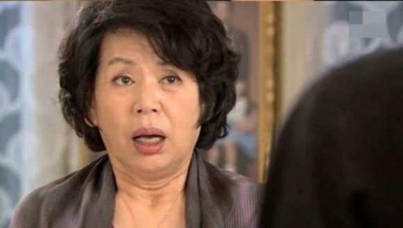 Khi cả gia đình ngồi ăn, tôi lặng lẽ đổi bát cho con dâu, lời nói của cháu gái sau đó khiến tôi đỏ mặt