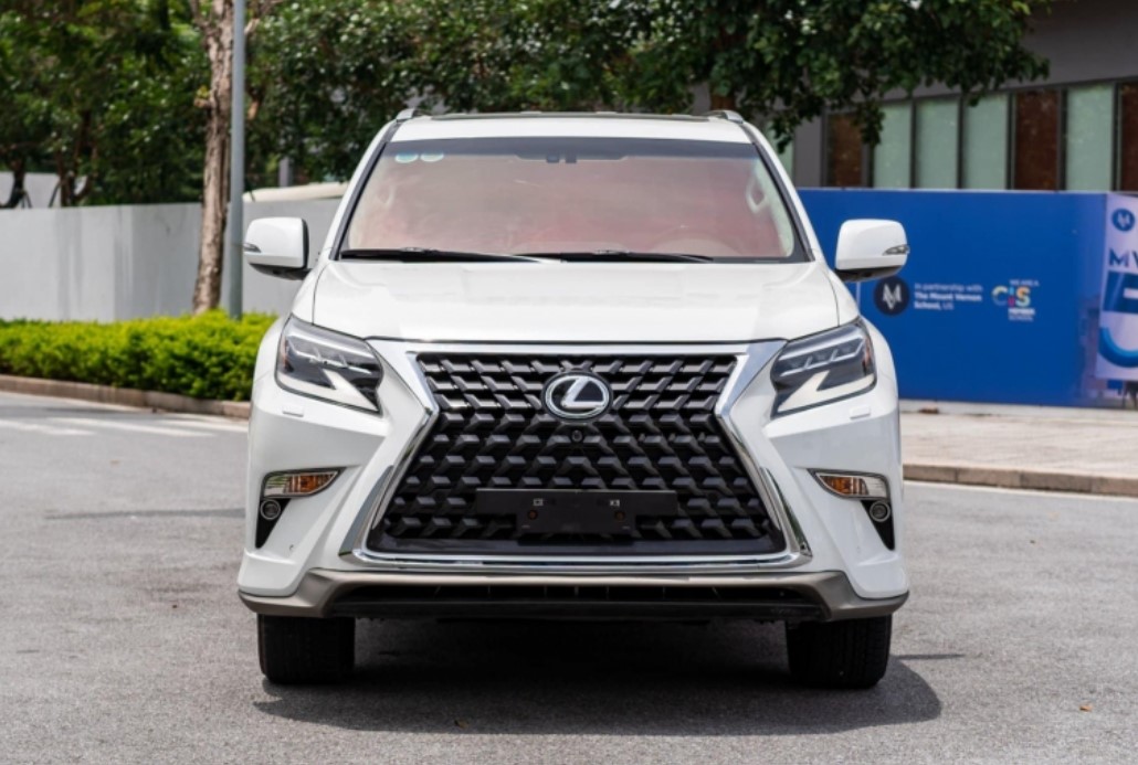 Lexus GX 460 trượt giá ngang một chiếc Ford Explorer sau 10 năm sử dụng