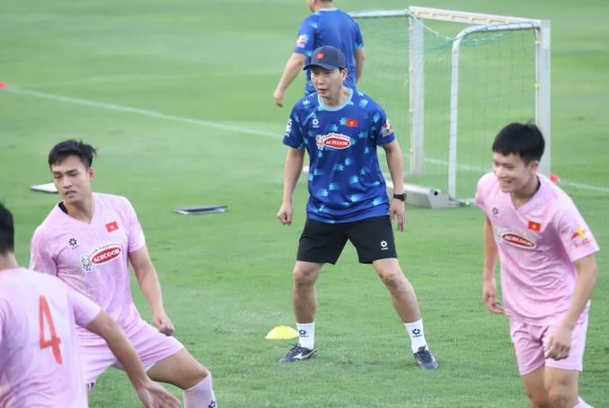 HLV Kim Sang Sik cập nhật hoạt động trước ngày ĐT Việt Nam hội quân