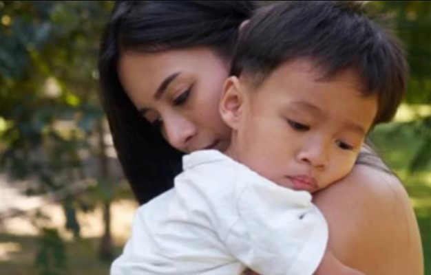 Đưa con đi khám bệnh, thằng bé hỏi bác sĩ một câu mà mắt tôi ướt nhòe