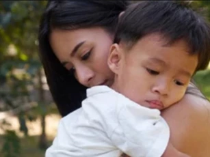 Đưa con đi khám bệnh, thằng bé hỏi bác sĩ một câu mà mắt tôi ướt nhòe
