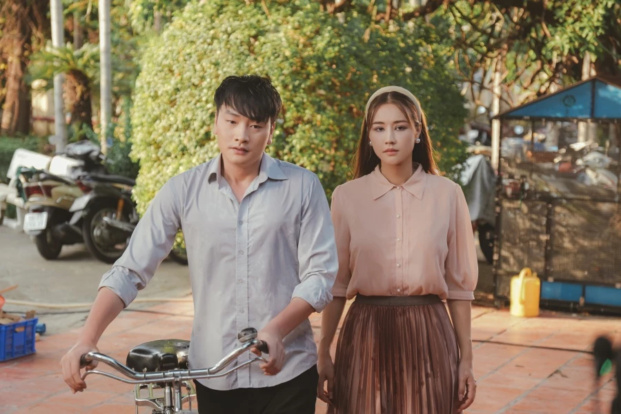 Maya và Trọng Lân trong MV Lớp trang điểm phai rồi Maya và Trọng Lân trong MV Lớp trang điểm phai rồi