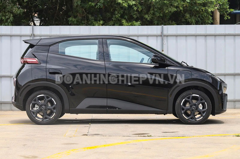 Hãng xe vừa vào Việt Nam giới thiệu hatchback đẹp mê ly, giá từ 227 triệu đồng