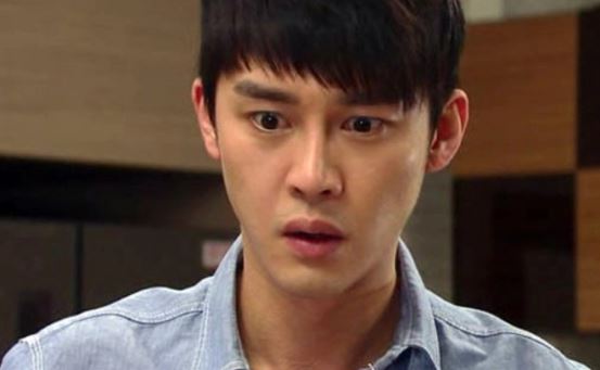 Vừa bước ra khỏi tòa ly hôn, vợ bất ngờ xanh mặt ngã uỵch xuống đường, biết được lý do tôi lao đi rút đơn ngay