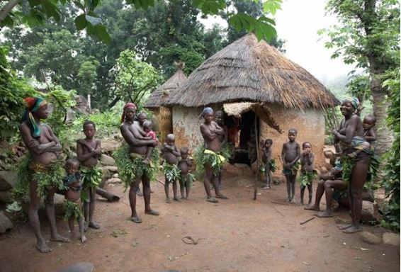 Bí ẩn bộ lạc phụ nữ gần như khỏa thân, dùng lá che vùng nhạy cảm vì sợ ‘thần linh phẫn nộ’