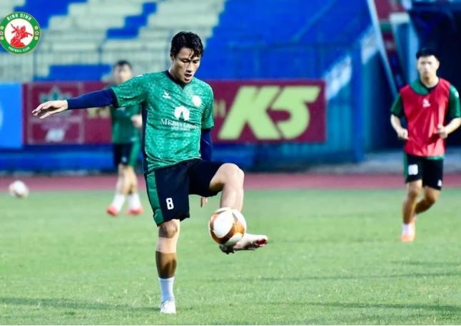 CLB V-League ra quyết định bất ngờ với tiền vệ Việt kiều