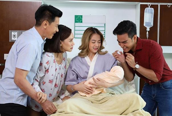 Vợ đẻ chồng đòi đứng bên động viên nhưng hành động lạ của anh khiến phòng sinh náo loạn