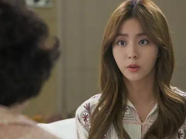 Vô tình nhìn thấy thứ bên trong chiếc hộp của bác giúp việc, tôi đã hiểu lý do bác luôn chốt cửa phòng