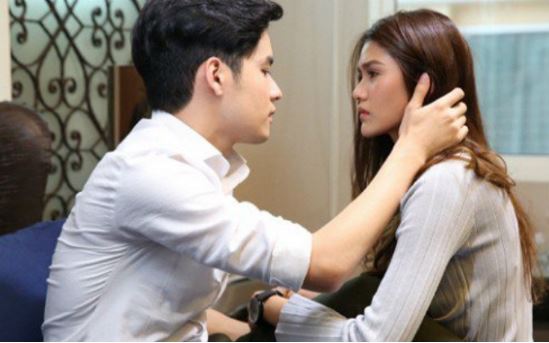 Vừa bước khỏi tòa ly hôn, chồng nắm lấy tay kéo phăng tôi lại rồi nghiến răng nói 1 câu khiến tôi điếng người