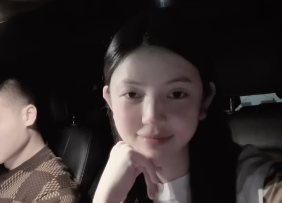 Bất ngờ với nhan sắc của mẹ bỉm Chu Thanh Huyền khi lộ diện cùng Quang Hải, "soi" một chi tiết thấy ngay mối quan hệ với mẹ chồng