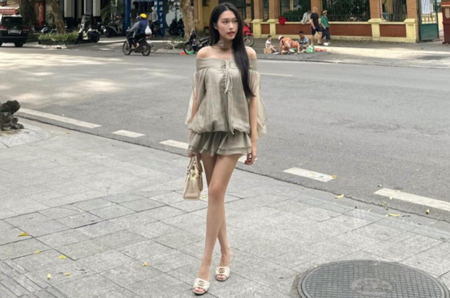 Mẹ bỉm hot nhất làng WAGs Doãn Hải My khoe vai trần gợi cảm, mặc váy ngắn lộ đôi chân nuột nà khi về nhà ngoại