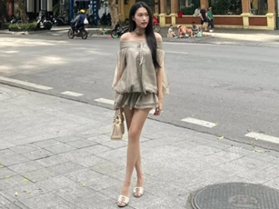 Mẹ bỉm hot nhất làng WAGs Doãn Hải My khoe vai trần gợi cảm, mặc váy ngắn lộ đôi chân nuột nà khi về nhà ngoại