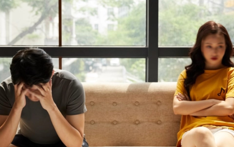 Sếp tặng quà sinh nhật muộn, tôi mở ra xem thì sửng sốt với thứ bên trong, ngay hôm sau thì đưa đơn ly hôn cho chồng