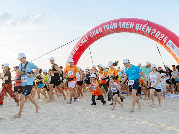 &#x110;&#xE0; N&#x1EB5;ng: G&#x1EA7;n 1.000 v&#x1EAD;n &#x111;&#x1ED9;ng vi&#xEA;n tham gia gi&#x1EA3;i ch&#x1EA1;y ch&#xE2;n tr&#x1EA7;n tr&#xEA;n bi&#x1EC3;n