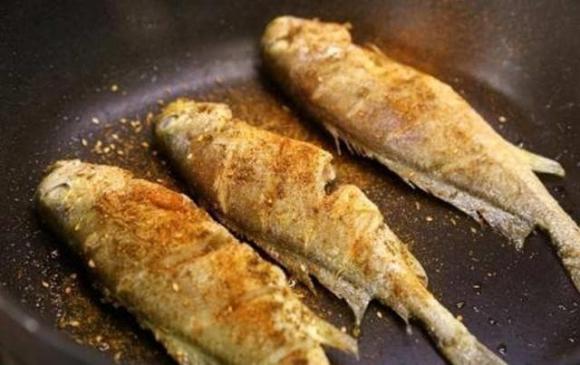 Khi chiên cá sẽ rất “lãng phí” nếu cho trực tiếp vào chảo, đầu bếp hướng dẫn bạn 3 mẹo để da cá không bị rách và chảo không bị dính