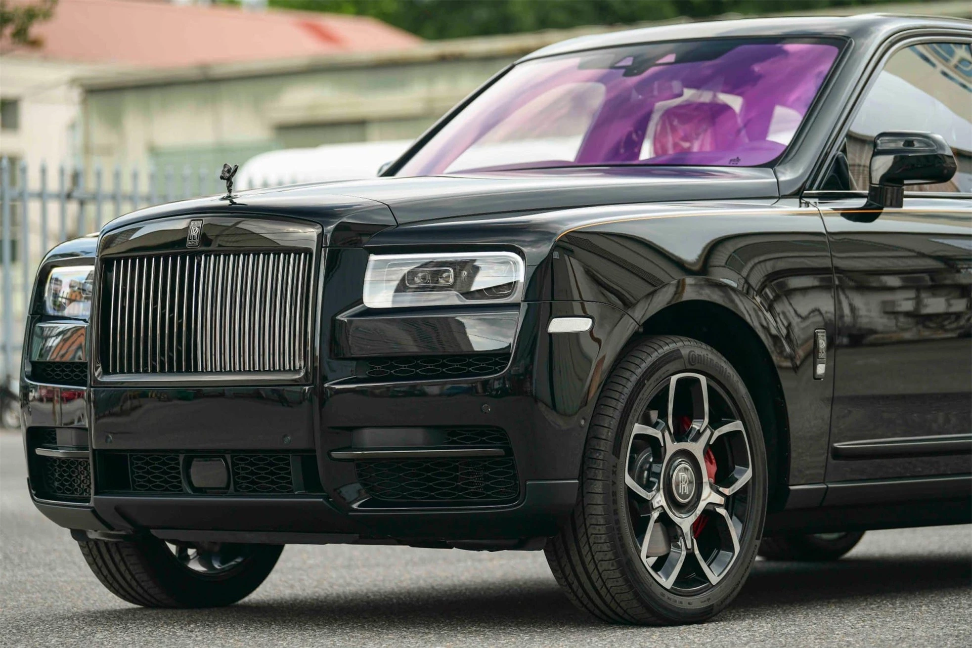 Cận cảnh Rolls-Royce Cullinan Black Badge 2024 vừa về Việt Nam ảnh 14