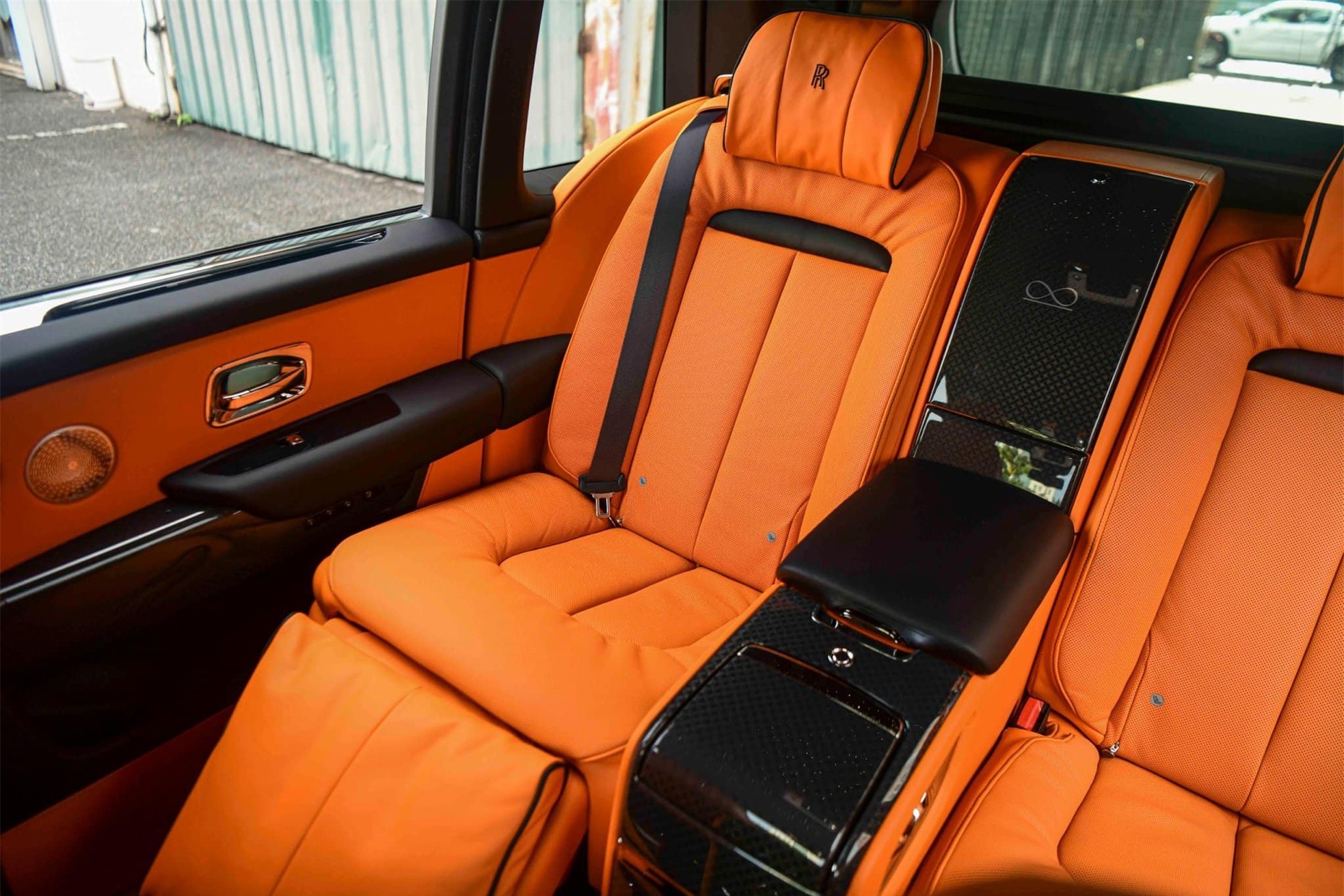 Cận cảnh Rolls-Royce Cullinan Black Badge 2024 vừa về Việt Nam ảnh 24