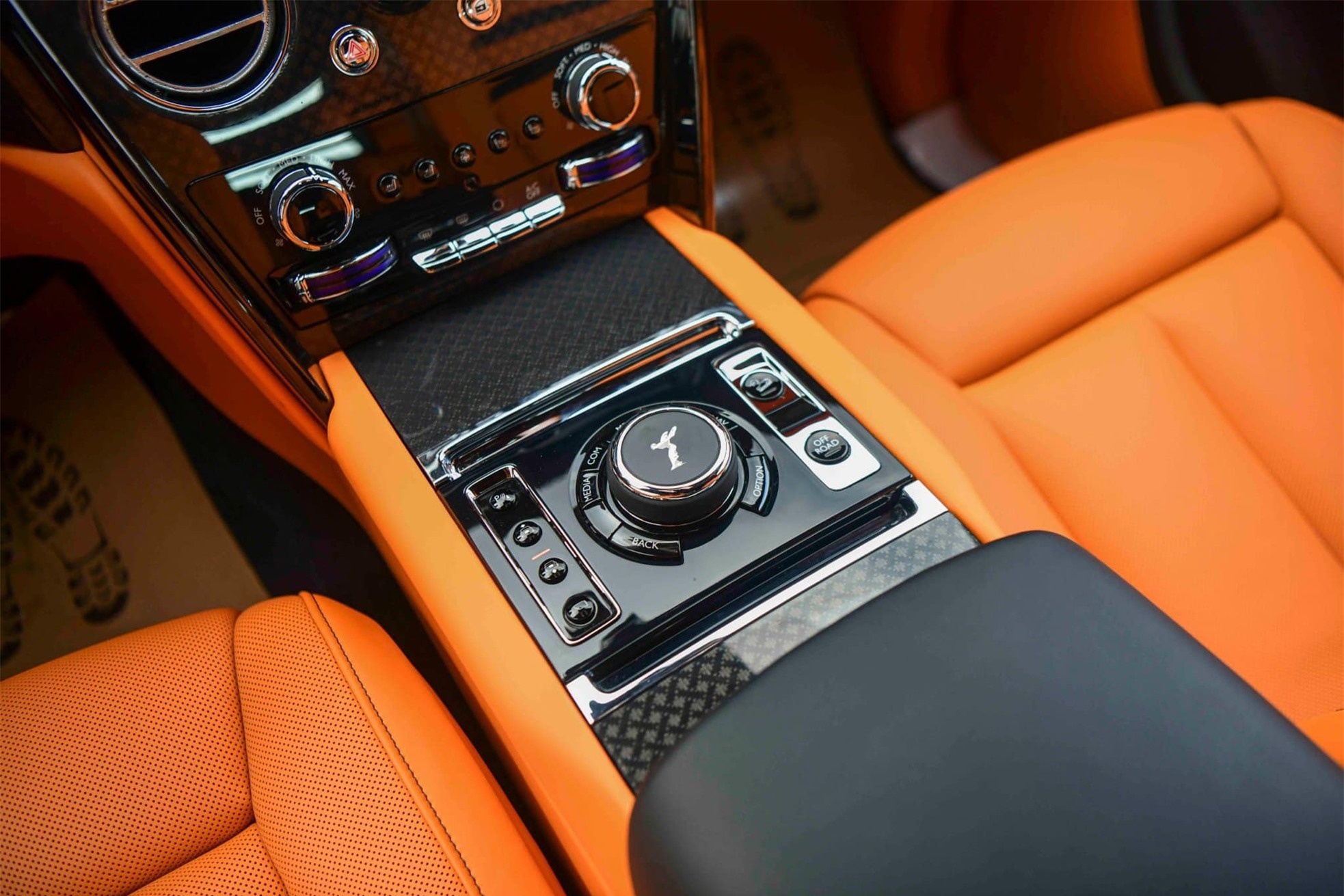 Cận cảnh Rolls-Royce Cullinan Black Badge 2024 vừa về Việt Nam ảnh 27