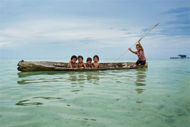 ‘Cuộc sống thiên đường’ trên biển của trẻ em bộ tộc Bajau ảnh 1