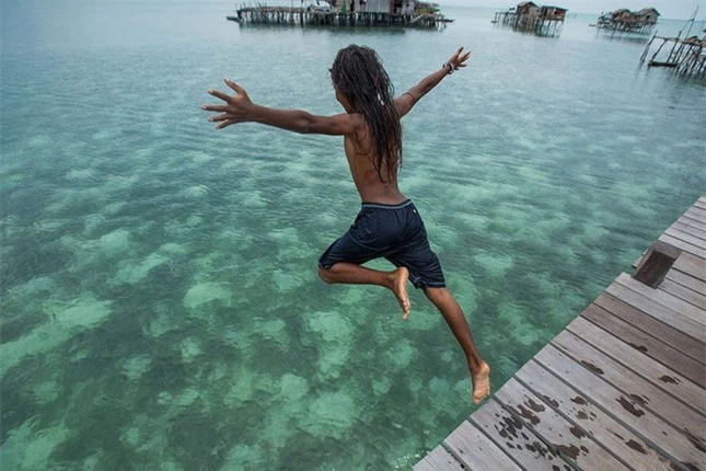 ‘Cuộc sống thiên đường’ trên biển của trẻ em bộ tộc Bajau ảnh 4