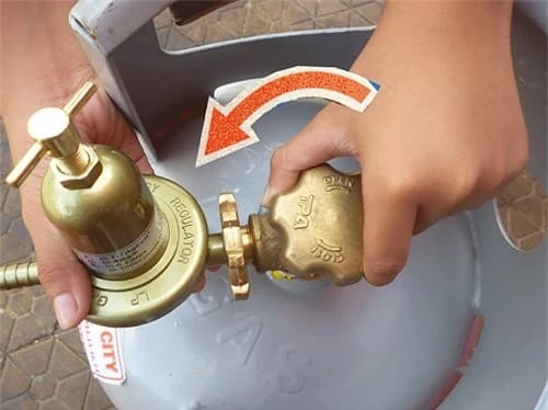 bếp gas đang nấu  2