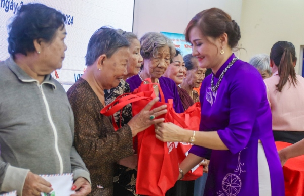 TP Hồ Chí Minh: Tạp chí Khoa học phổ thông tặng quà các gia đình chính sách tại huyện Bình Chánh