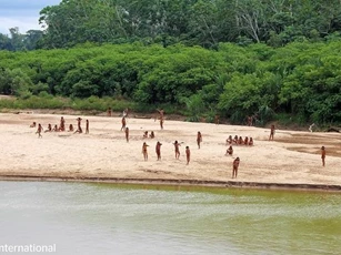 Xôn xao về bộ tộc tách biệt với thế giới xuất hiện bên bờ sông ở Peru