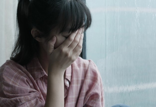 Nhìn mâm cơm chồng mời bạn, tôi ứa nước mắt, lặng lẽ bế con về ngoại