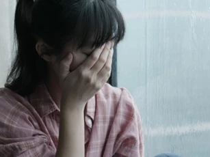 Nhìn mâm cơm chồng mời bạn, tôi ứa nước mắt, lặng lẽ bế con về ngoại